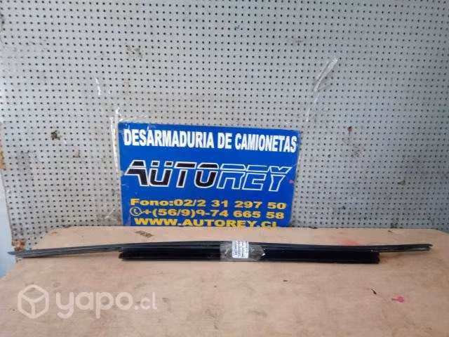 Moldura lame vidrio puerta trasera der VW Amarok