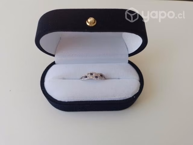Anillo De Oro Blanco (Incrustaciones De Diamantes)