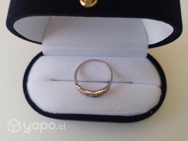 Anillo De Oro Blanco (Incrustaciones De Diamantes)