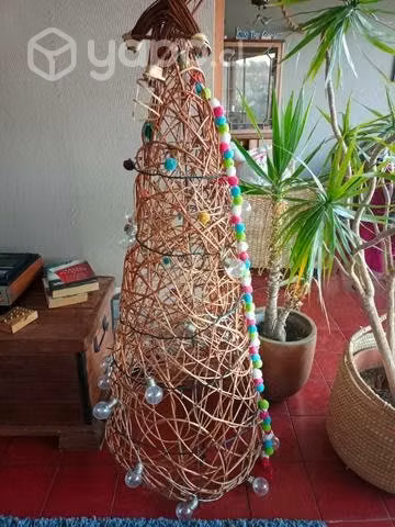 arbol.muy bonito y elegante de mimbre