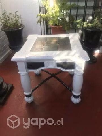 Mesa De madera con piedra arriba