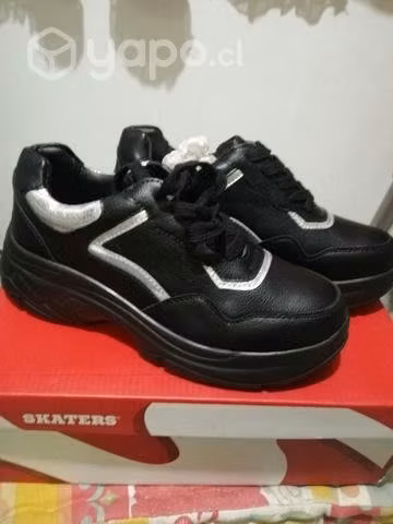 Zapatillas negras nuevas.