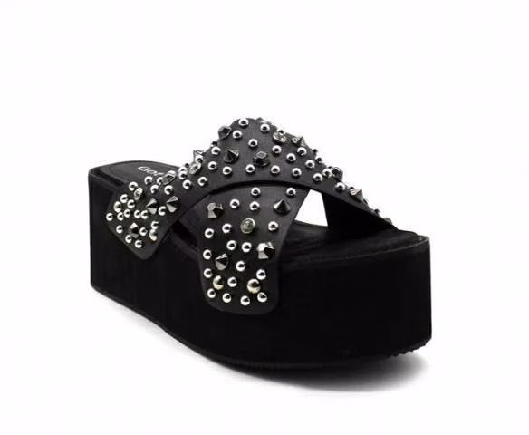 Chalas negras con tachas