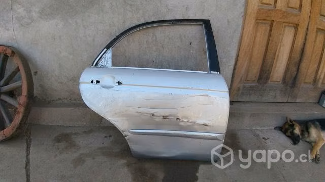 Puerta trasera der kia cerato 2004-2008