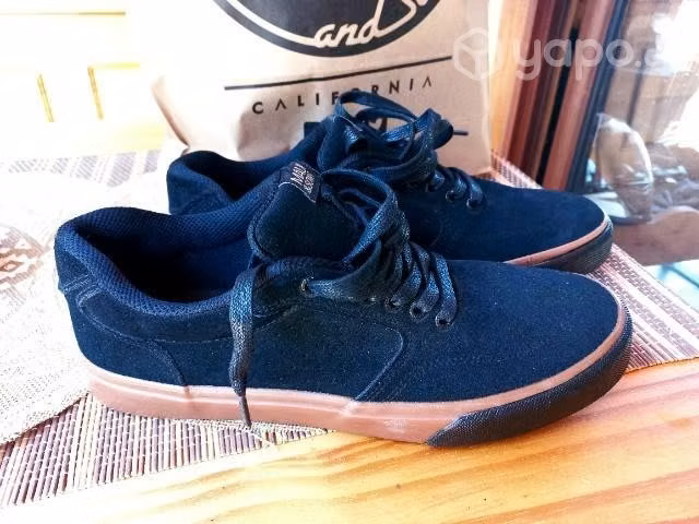 Zapatillas Cuero nuevas N°42 y Ropa Típica Curl Mu
