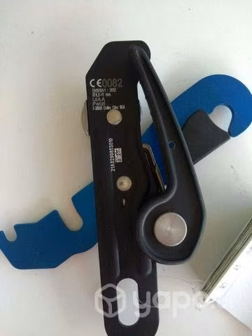 Descensor Petzl nuevo en su caja y catálogo