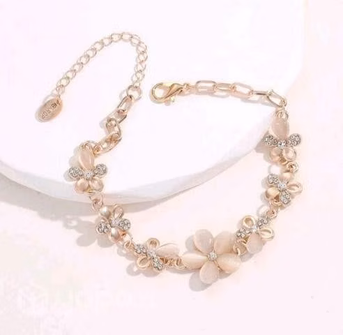 Brazalete con detalles de flor en pedrería