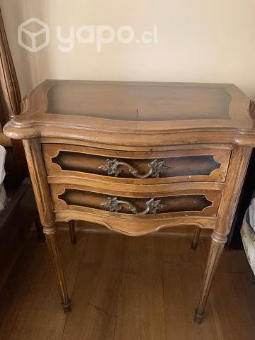 Velador antiguo de madera, con dos cajones