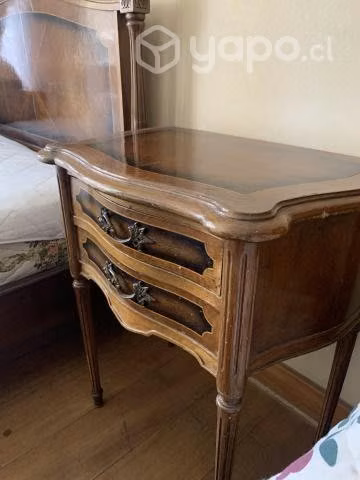 Velador antiguo de madera, con dos cajones