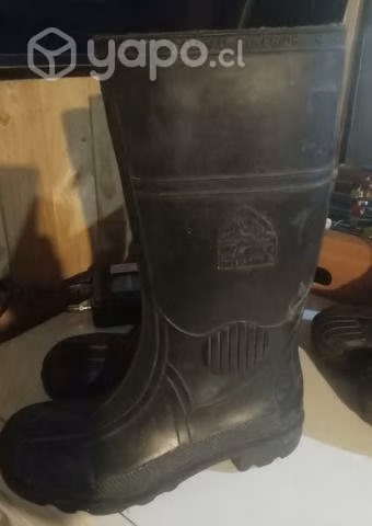 Botas negras de gomas