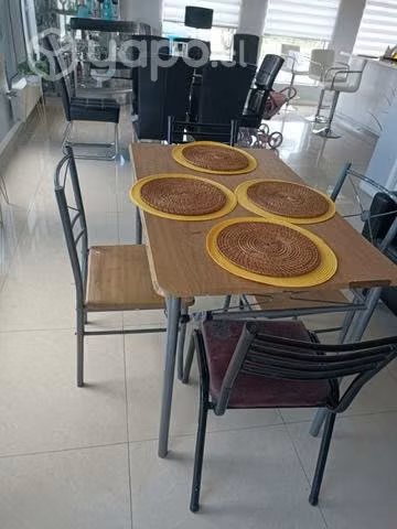 Mesa con 4 sillas para restaurar