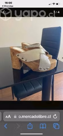 Chalas de cuero y madera.