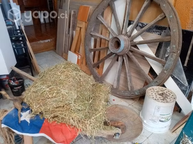 Rueda de carreta y carretilla vintage