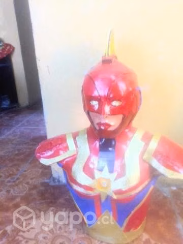 Busto tamaño real de capitana marvel.