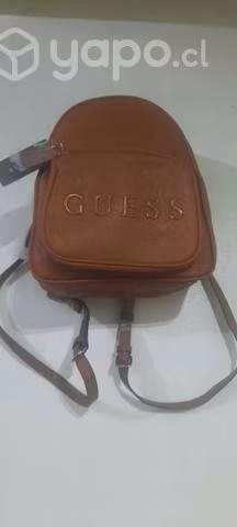 Cartera tipo mochila marca GUESS color CAFE