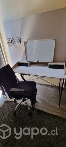 Escritorio + silla + pizarra