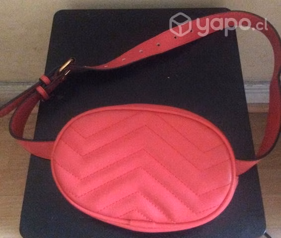 Cartera chica roja tipo banano