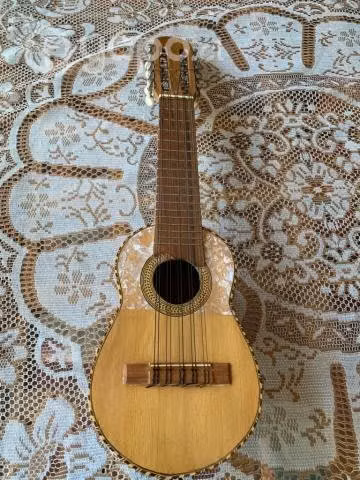 Charango Tallado Potosino Bolivia con Forro