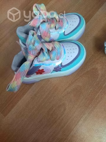 Hermosas zapatillas de niña nuevas - Imagen 3