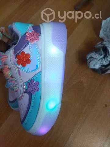 Hermosas zapatillas de niña nuevas - Imagen 2