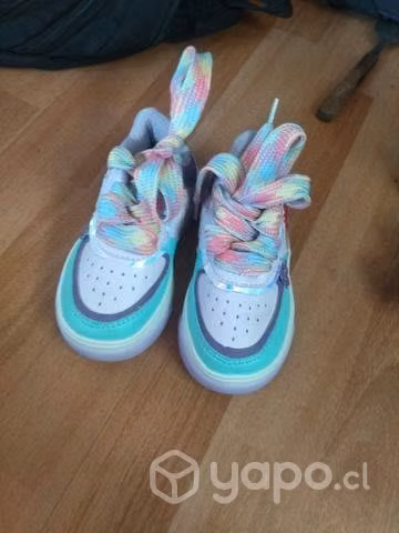 Hermosas zapatillas de niña nuevas