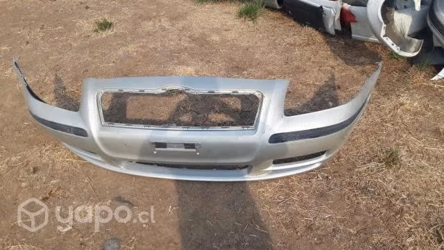 Parachoque delantero original Toyota avensis 2006
