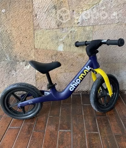Bicicleta correpasillo CHIPMUNK azul. NUEVA - Imagen 2