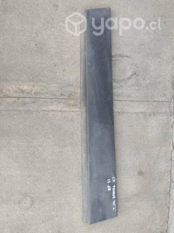 Moldura de puerta del izq Chevrolet tracker 2015