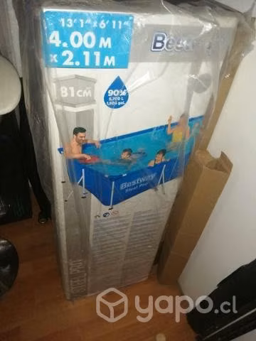 Piscina grande con su caja