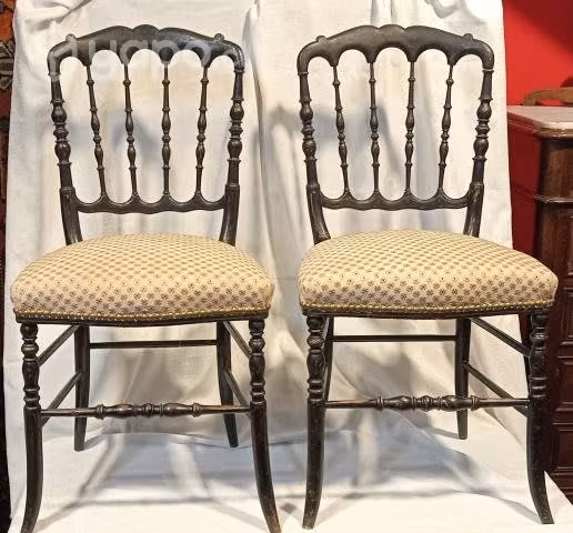 Par elegantes antiguas sillas francesas lacadas