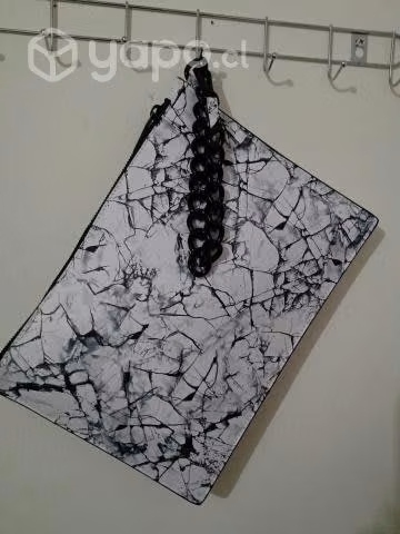 Cartera Clutch Kendall + Kylie