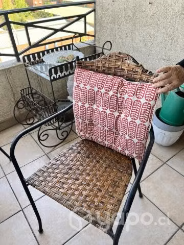 Mesa terraza vidrio con 4 sillas ratan usada