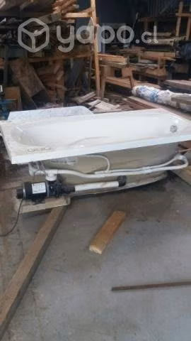 jacuzzi y lavamanos de mármol
