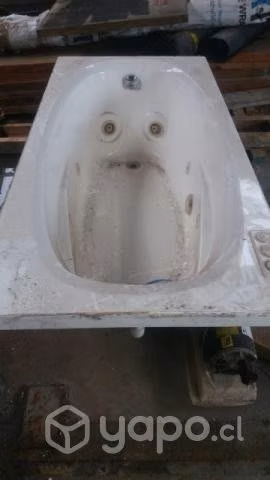 jacuzzi y lavamanos de mármol