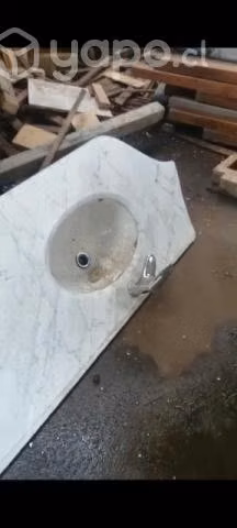 jacuzzi y lavamanos de mármol