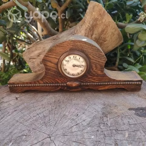 Antiguo reloj de madera a cuerda