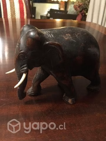 Elefante de madera en perfecto estado