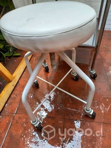 Piso consulta . Fierro regulable. Ruedas