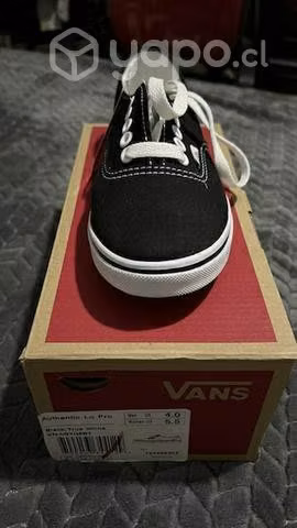 Zapatillas Vans negras y vestidos H&M