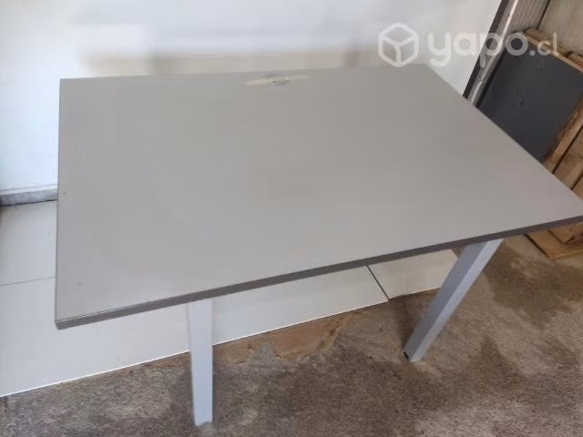 Escritorio con base metálica