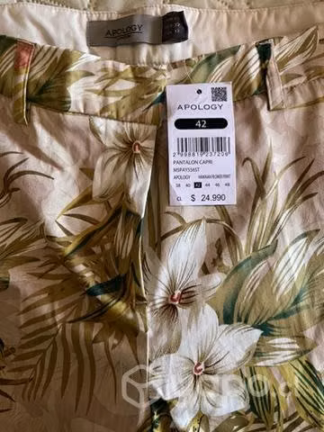 Pantalón capri marca Apology, Nuevo, talla 42