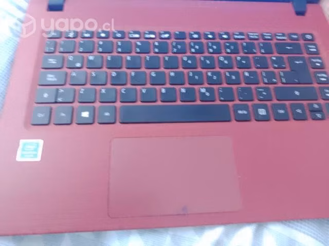 Computador Acer rojo con mouse - Imagen 2