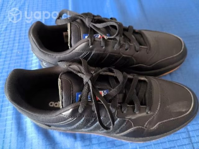 Zapatilla adidas