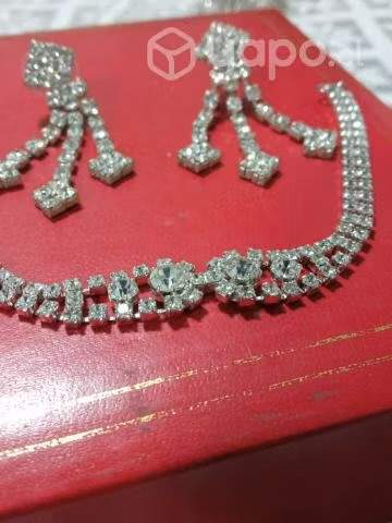 Collar hermoso y elegante pulsera y aritos
