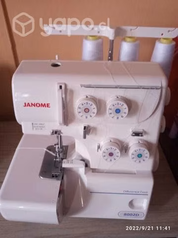Maquina overlock casi nueva