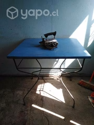 Mesa con base de fierro antigua