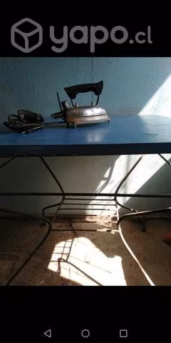 Mesa con base de fierro antigua