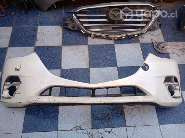 Mazda  parachoque delantero original