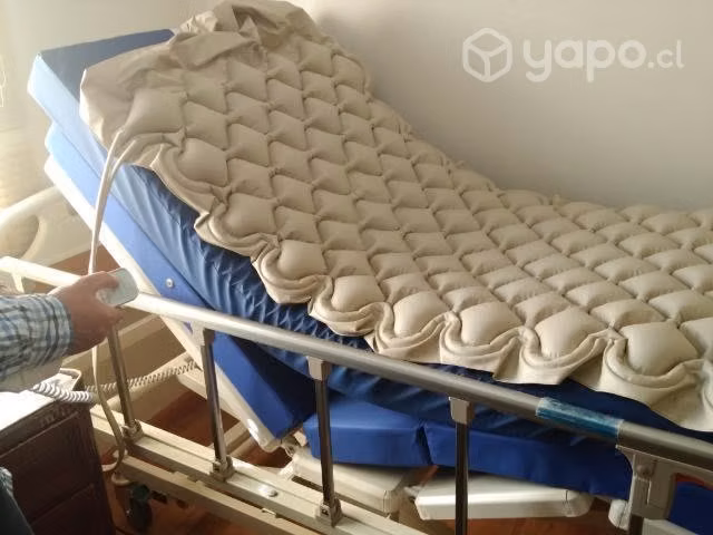 Cama clínica marca Linak con control remoto