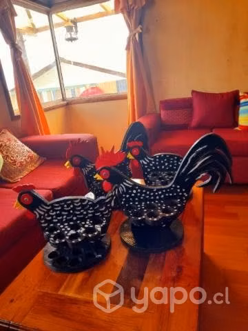 Hermosas gallinitas y gallos para huevos